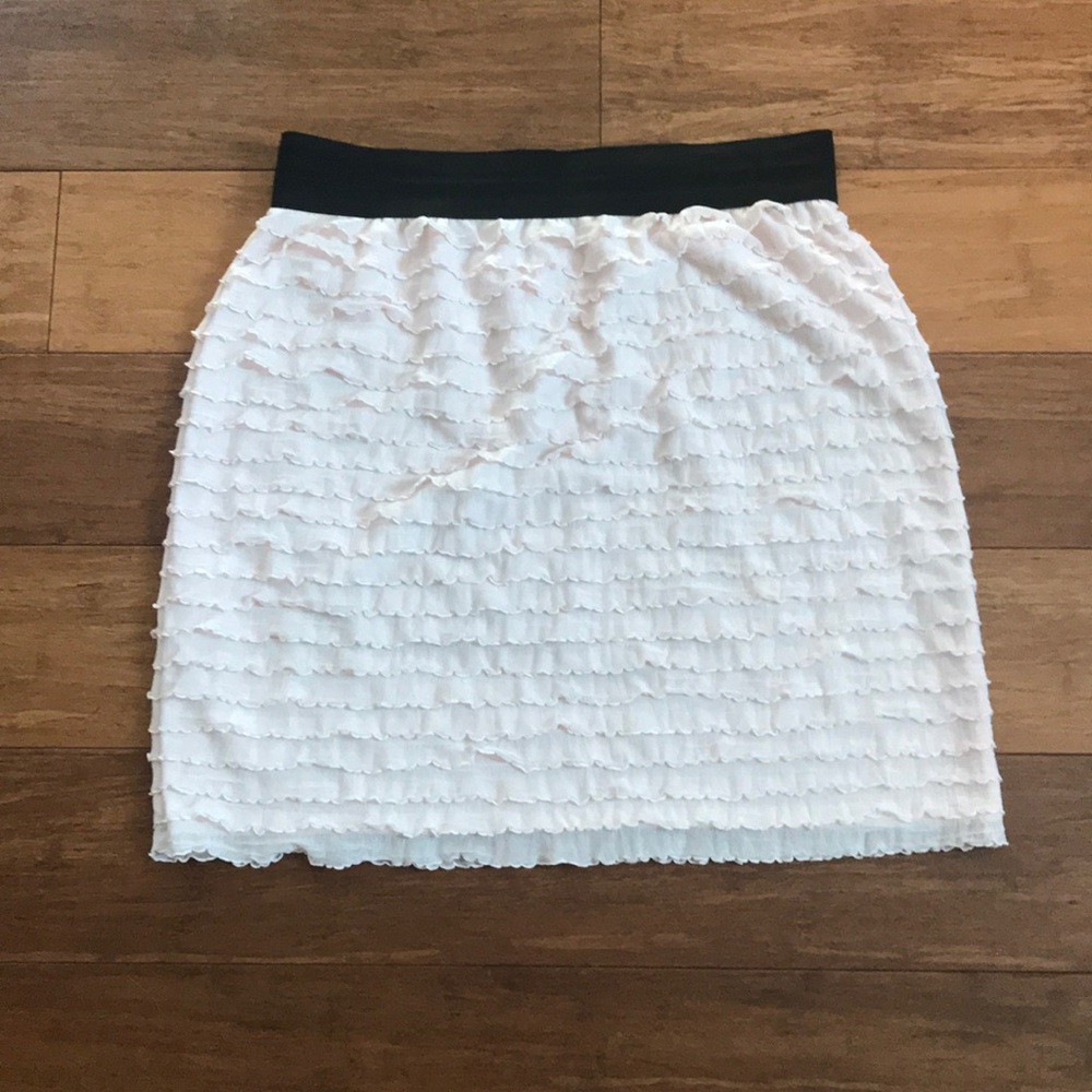 pink skirt, great to wear with a black crop top